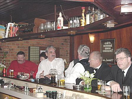 2003 Napraten aan de bar