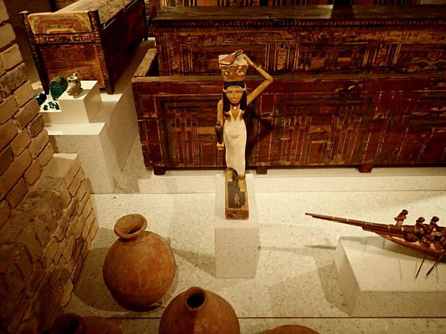 Grafgift, draagster van offergaven, Thebe west, graf van Mentuhotep