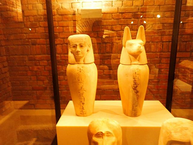 Vier canopische potten, met deksels in de vorm van de 4 Horuszonen (Kalksteen)