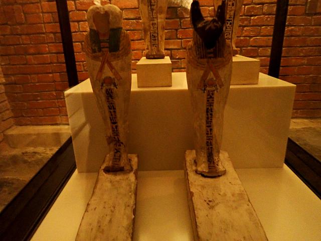 "Beschermgodheid, 2 figuren van Horuszoon Hapy met baviaankop (Hout), Duamutef met jakhalskop, Quebehsenuef met valkenkop"