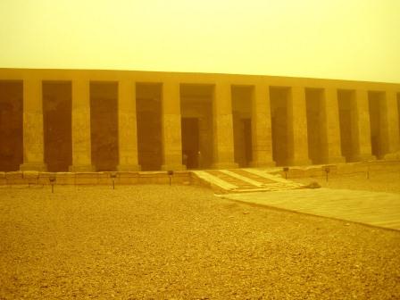 44 Abydos tijdens een zandstorm
