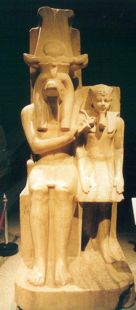 025. Beeld van albast van Amenhotep III met Sobek