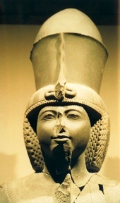 104. Detail van het beeld van Ramses III 19-05-04