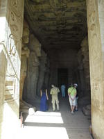 38 Blik in de voorste hal van de tempel