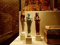 Shabties van de vrouwe Tamit, de priester Wab-ib-Re-em-akhet en Khonsu (Hout, aardewerk en kalksteen)