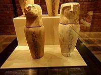 Vier canopische potten, met deksels in de vorm van de 4 Horuszonen (Kalksteen)