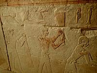 Grafreliëf: mannen aan het oogsten in de aanwezigheid van Hetepet (links) (Kalksteen)