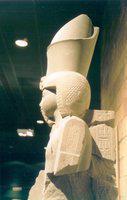 105. Zijaanzicht Ramses III 19-05-04