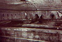 21-KV62 De grafkamer over de grootste schrijn heen