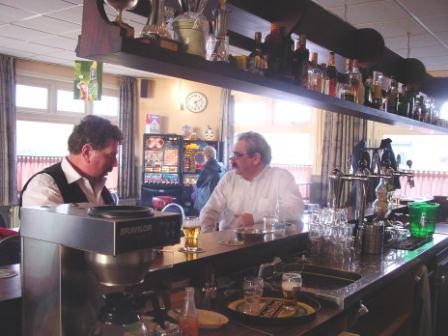 2002 Willem Visscher en Willie Stokkers aan het schap bij café Siemens in Midwolda