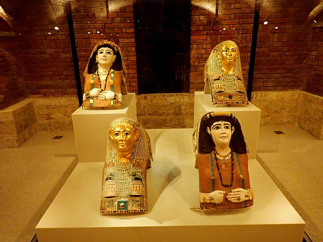 Mummiemasker van een vrouw, masker van Pasyg Griekse Aeschines, masker van Pasyg en masker van een vrouw met slangenarmband