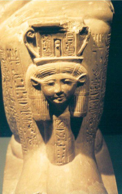 032. Detail van het offerbeeld aan Hathor