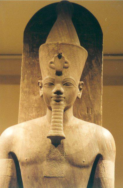 093. Detail van het het beeld van Amenhotep III