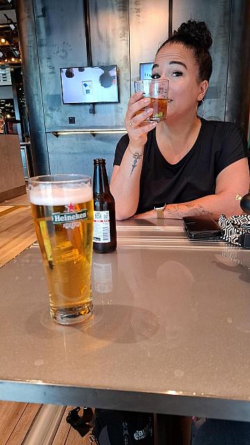 Schiphol wachtend op het vertrek