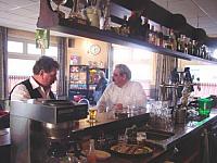 2002 Willem Visscher en Willie Stokkers aan het schap bij café Siemens in Midwolda