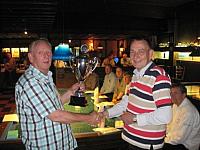 55 Gerrit winnaar in 2011 overhandigt de Stokkersbokaal
