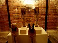 "Beschermgodheid, 2 figuren van Horuszoon Hapy met baviaankop (Hout), Duamutef met jakhalskop, Quebehsenuef met valkenkop"