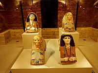 Mummiemasker van een vrouw, masker van Pasyg Griekse Aeschines, masker van Pasyg en masker van een vrouw met slangenarmband