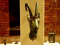 "Steenbokkop van een Godenbark (Brons met goud inleg) (3de Tussentijd: 21ste dynastie)
