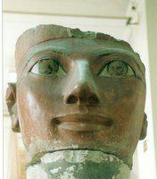 65. Hatsjepsoet kop van het 3e terras Museum Cairo