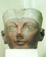 66.Hatsjepsoet kop van het 3e terras Museum Cairo