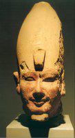 042. Kalkstenen kop van een beeld van Amenhotep I