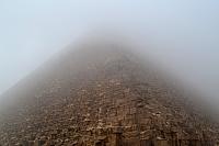 Piramiden in de mist